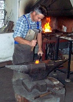 Schmiedekunst - Johannes Seitz bei der Arbeit